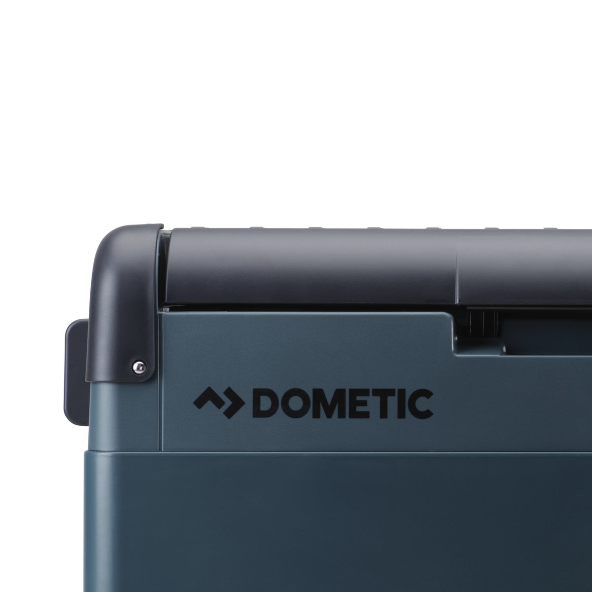 Close view of the Dometic badging on the moulded lid edge of the CFX2